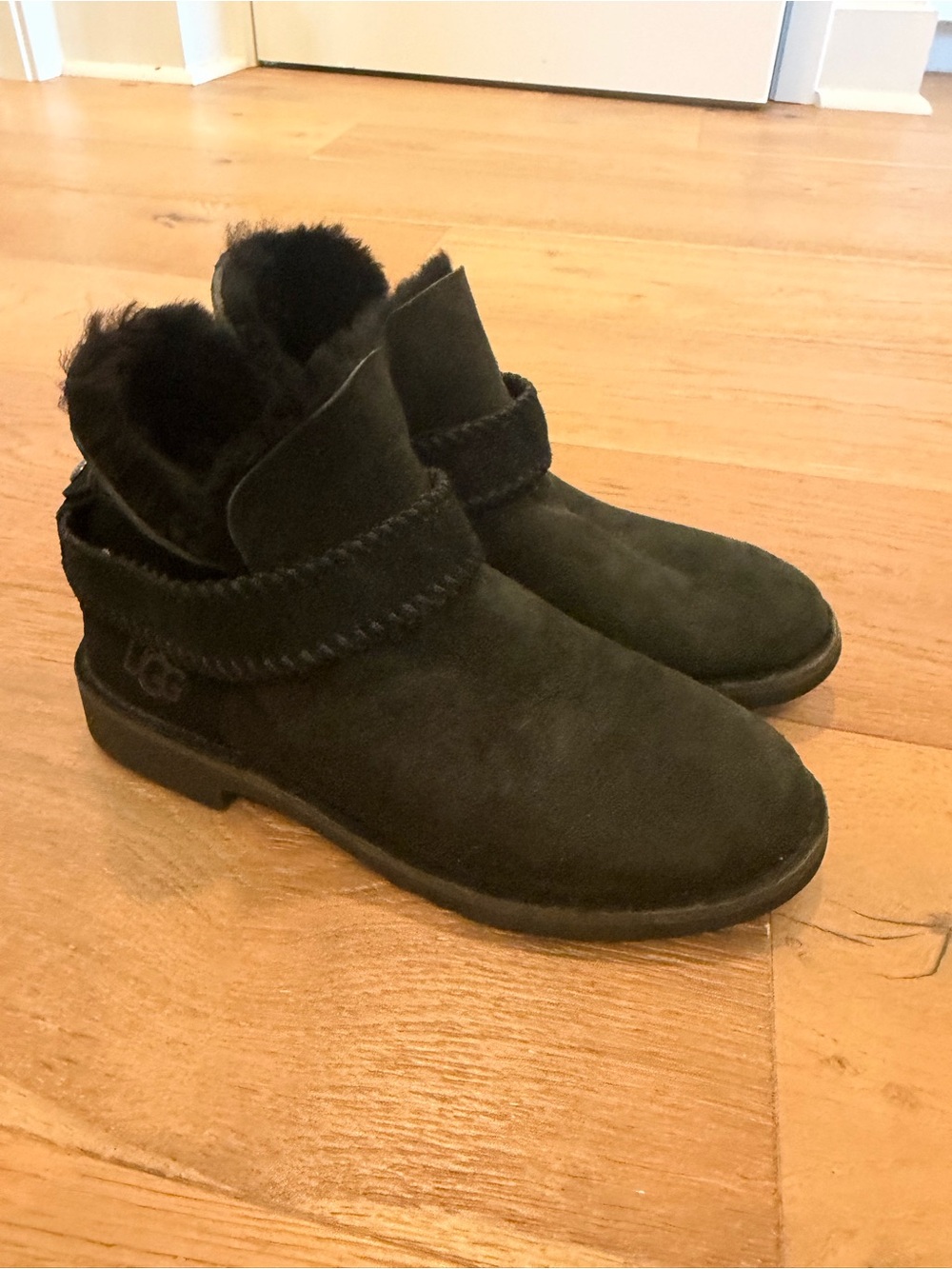 UGG McKay Water Resistant Genuine Shearling Bootie Black Cabin Cozy Size 6